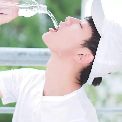 疯子边哭边笑@