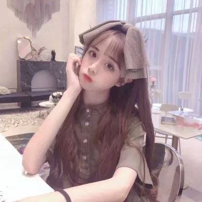 ペ`穿著校服逛酒吧°
